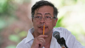 Gustavo Petro salario mínimo Colombia