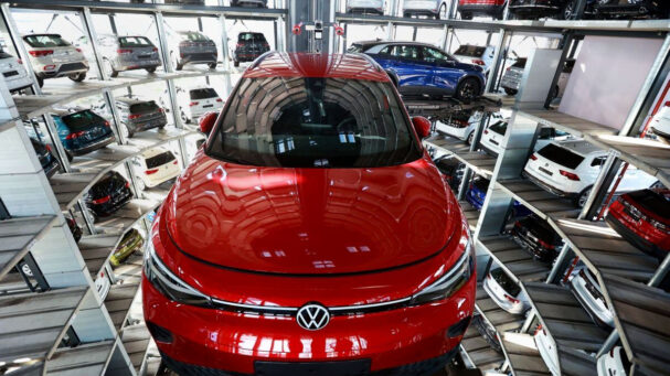 Volkswagen supera a Tesla y lidera las ventas de autos eléctricos en ...