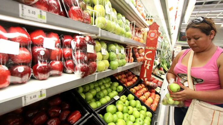 Canasta básica en Perú podría encarecerse por alza del petróleo y fertilizantes