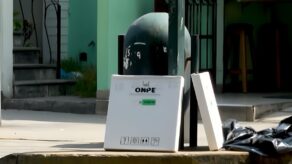 Hallan cédulas de votación abandonadas en la calle ONPE admite que las olvidó en el taxi.