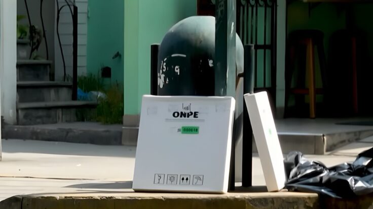 Hallan cédulas de votación abandonadas en la calle ONPE admite que las olvidó en el taxi.