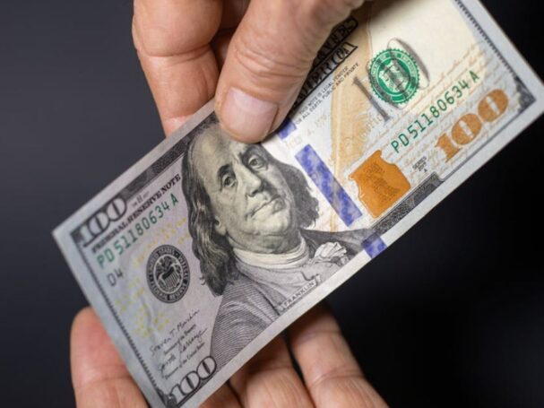 La BVL cae mientras el precio del dólar cierra en S3.44 por incertidumbre electoral.