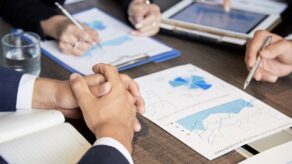 Negocios bajo presión 6 prioridades de gestión para las empresas debido a una crisis material global