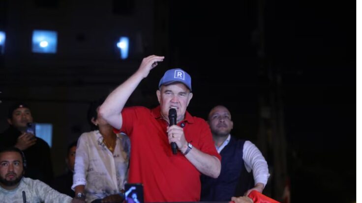 Rafael López Aliaga exige reelecciones antes del 3 de mayo en multitudinario mitin
