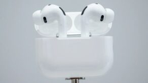 Apple prueba AirPods con cámaras e inteligencia artificial avanzada.