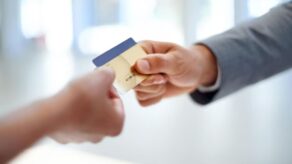 Indecopi sanciona a Interbank por entregar tarjeta no solicitada y asignar una deuda inexistente.