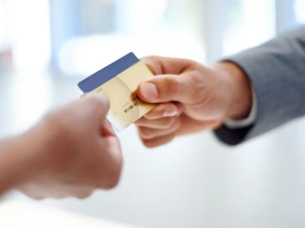 Indecopi sanciona a Interbank por entregar tarjeta no solicitada y asignar una deuda inexistente.