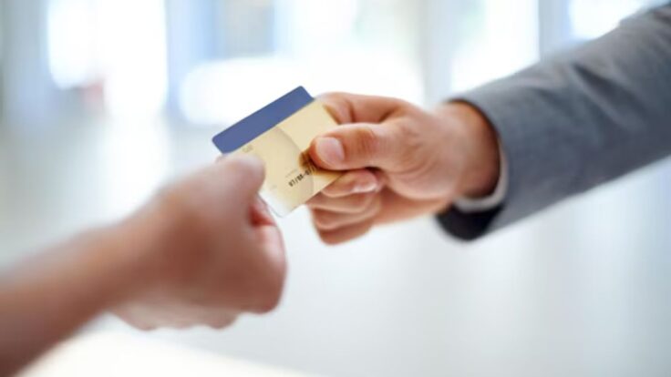 Indecopi sanciona a Interbank por entregar tarjeta no solicitada y asignar una deuda inexistente.