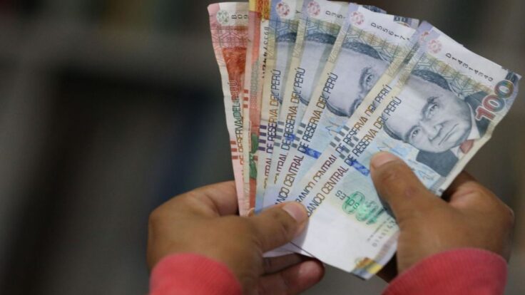 Más del 80% de trabajadores en Perú dice que su sueldo no cubre sus gastos esenciales