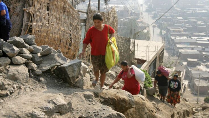 Pobreza en Perú baja al 25% pero sigue afectando a 9 millones de habitantes.
