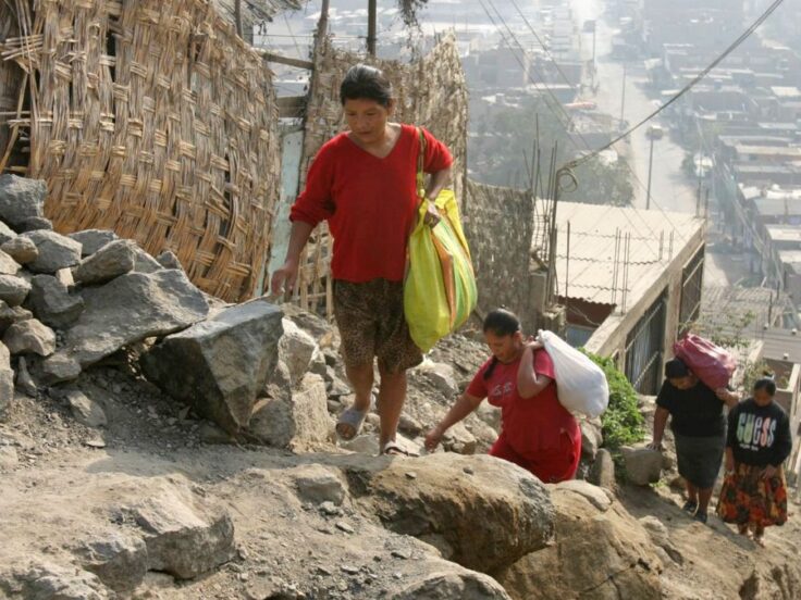 Pobreza en Perú baja al 25% pero sigue afectando a 9 millones de habitantes.