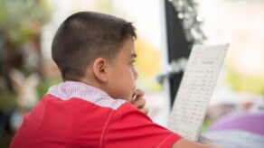 Restaurante en Ecuador entrega comida gratis a niños por leer libros.