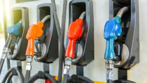 Combustibles bajan hasta una 22% y precios seguirían cayendo
