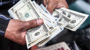 Dólar cerró en S3.43 y marca uno de sus niveles más bajos del año
