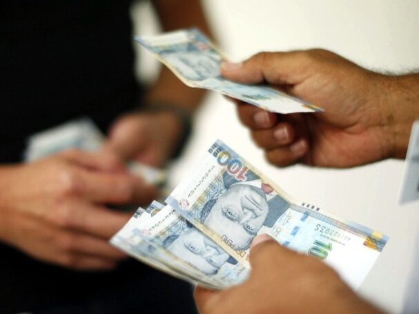 Gratificación y CTS para trabajadores CAS siguen en suspenso por disputa entre Congreso y MEF