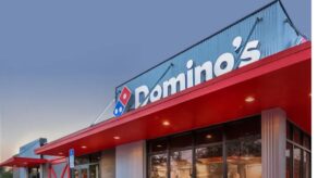 Domino’s repartirá más de 60,000 pizzas gratis tras tarjeta roja en EE.UU.