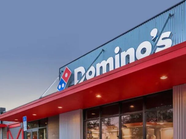 Domino’s repartirá más de 60,000 pizzas gratis tras tarjeta roja en EE.UU.