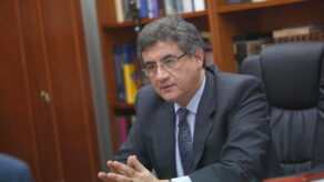 Juan Sheput plano medio