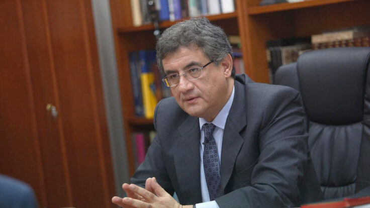Juan Sheput plano medio