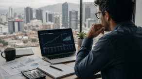 inversionista analizando una gráfica financiera en una laptop