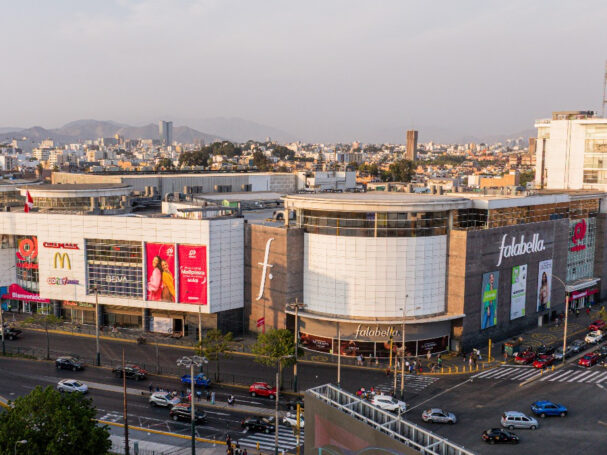 Mall Plaza compra en Colombia